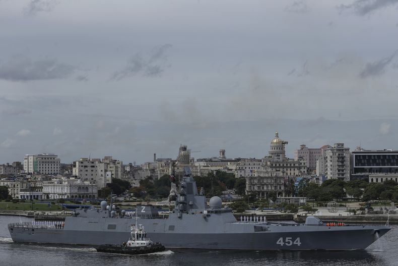 La fragata Almirante Gorshkov de la Armada rusa sale del puerto de La Habana, Cuba, el lunes 17 de junio de 2024. (AP Foto/Ariel Ley)