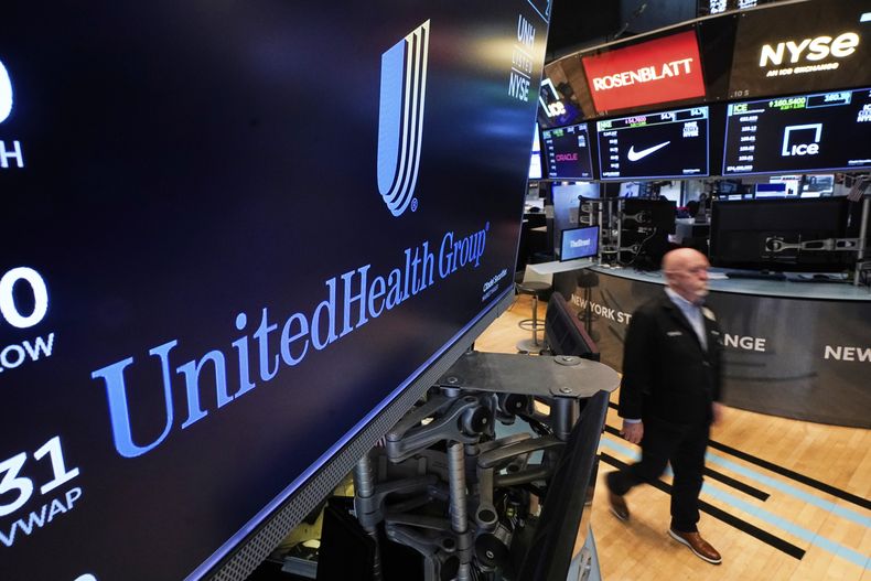 El logotipo de UnitedHealth Group en el piso de remates de la Bolsa de Valores de Nueva York el jueves 17 de abril de 2025. (AP Foto/Richard Drew)