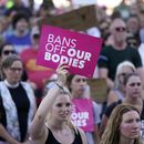 ARCHIVO - Manifestantes a favor del derecho al aborto protestan en una concentración tras la decisión de la Corte Suprema de Estados Unidos de anular el fallo del caso Roe vs. Wade, que protegía el derecho federal al aborto, frente al capitolio estatal en Lansing, Michigan, el 24 de junio de 2022. (AP Foto/Paul Sancya)