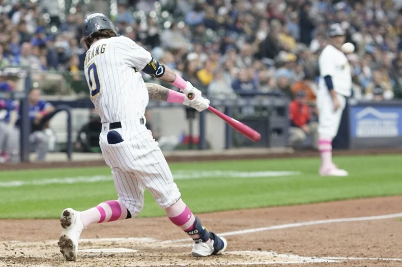 Brice Turang pega jonrón por los Cerveceros de Milwaukee en duelo con los Reales de Kansas City, el domingo 14 de mayo de 2023, en Milwaukee. (AP Foto/Morry Gash)