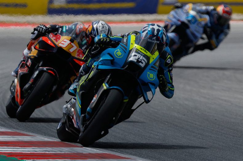 Raul Fernández, Pedro Acosta y Alex Márquez durante el Gran Premio de Cataluña de MotoGP en Montmeló, cerca de Barcelona, el domingo 17 de mayo de 2026. (AP Foto/Joan Monfort)