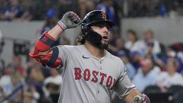 El venezolano de los Medias Rojas de Boston, Wilyer Abreu celebra luego de impactar un jonrón durante la cuarta entrada del juego de béisbol ante los Rangers de Texas, en Arlington, Texas, el domingo 4 de agosto de 2024. (AP Foto/LM Otero)