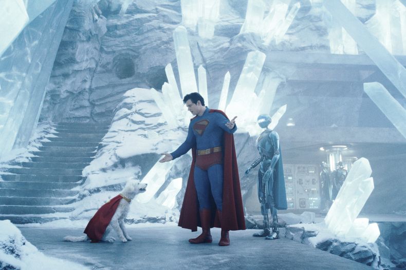 Esta imagen publicada por Warner Bros. Pictures muestra a David Corenswet en una escena de Superman. (Warner Bros. Pictures via AP)