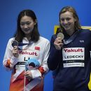 La medallista de plata china Li Bingjie junto la ganadora de la prueba de los 800 metros libres, la estadounidense Katie Ledecky y la australiana Ariarne Titmus, quien fue bronce celebran en la ceremonia de entrega de medallas del Campeonato Mundial en Fukuoka, Japón el sábado 29 de julio del 2023. (AP Foto/Lee Jin-man)