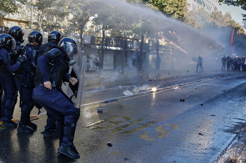 La policía se enfrenta a manifestantes en Tirana, Albania, el 20 de octubre del 2026. (AP foto/Boris Grdanoski)