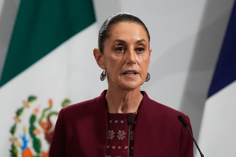 ARCHIVO - La presidenta mexicana Claudia Sheinbaum habla en el Palacio Nacional en la Ciudad de México, el 7 de noviembre de 2025. (AP Foto/Marco Ugarte, Archivo)