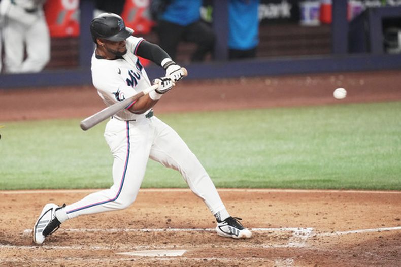 El dominicano Otto Lopez de los Marlins de Miami batea dos carreras en la novena entrada ante los Rangers de Texas el miércoles 24 de junio del 2026. (AP Fto/Jim Rassol)