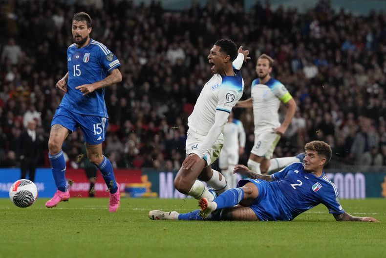 El inglés Jude Bellingham tacleado por el italiano Giovanni Di Lorenzo en el encuentro del Grup C de la eliminatoria a la Euro 2024 el martes 17 de octubre del 2023. (AP Foto/Frank Augstein)