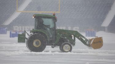 Trabajadores retiran la nieve del Estadio Highmark de Orchard Park, Nueva York., el domingo 14 de enero de 2024. (AP Foto/ Jeffrey T. Barnes)