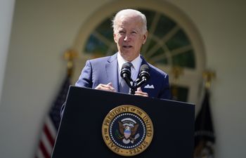 Biden mantiene límite de admisiones de refugiados en 125.000
