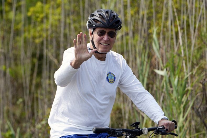 El presidente Joe Biden monta su bicicleta en Gordons Pond en Rehoboth Beach, Delaware, el 1 de agosto de 2023. (Foto AP/Manuel Balce Ceneta)