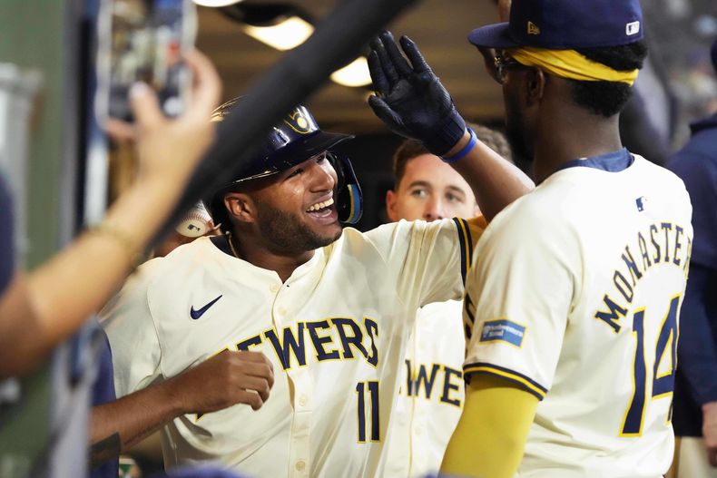 El venezolano de los Cerveceros de Milwaukee Jackson Chourio celebra en el dugout su jonrón de dos carreras en la primera entrada ante los Dodgers de Los Ángeles el jueves 15 de agosto del 2024. (AP Foto/Kayla Wolf)