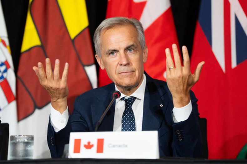 El primer ministro Mark Carney responde a las preguntas de los periodistas durante la rueda de prensa de clausura de la Reunión de Primeros Ministros, el jueves 23 de julio de 2026, en Charlottetown, Isla del Príncipe Eduardo, Canadá. (Darren Calabrese/The Canadian Press vía AP)