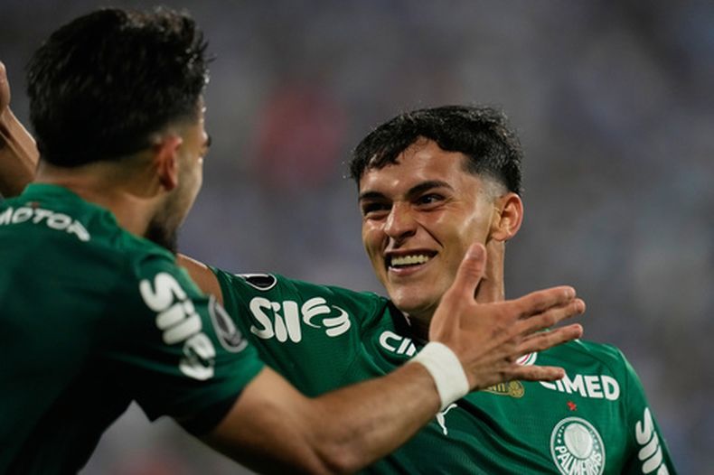 Ramón Sosa (derecha), del Palmeiras, festeja con su compañero José Manuel López tras marcar ante Sporting Cristal en un partido de la Copa Libertadores, disputado en Lima el martes 5 de mayo de 2026 (AP Foto/Martín Mejía)