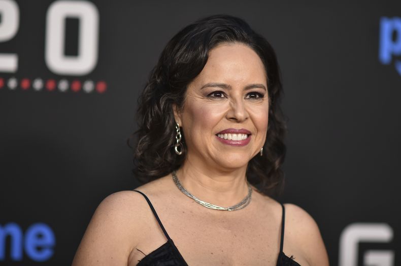 Patricia Riggen llega al estreno de G20 el jueves 27 de marzo de 2025, en el Teatro Chino TCL de Los Ángeles. (Foto Richard Shotwell/Invision/AP)