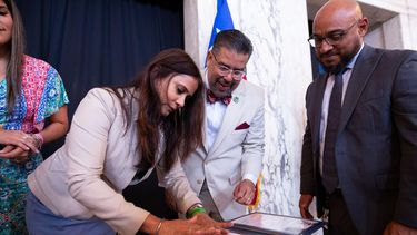 realizan ceremonia de cancelacion del sello pictorico por los 70 anos de la constitucion