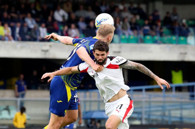 Christian Pulisic, derecha, del AC Milan, y Victor Nelsson, de Verona, disputan un balón en el aire durante un partido de fútbol de la Serie A entre Hellas Verona y AC Milan, el sábado 19 de abril de 2026, en Verona, Italia. (Paola Garbuio/LaPresse via AP)
