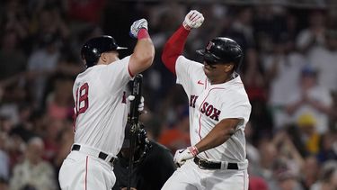 Rafael Devers, derecha, de los Medias Rojas de Boston, celebra con su compañero Adam Duvall, izquierda, después de anotar carrera con su cuadrangular en la séptima entrada del juego de béisbol en contra de los Mets de Nueva York, el domingo 23 de julio de 2023, en Boston. (AP Foto/Steven Senne)