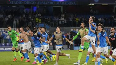 Edson Álvarez abre la goleada de Ajax ante Rangers