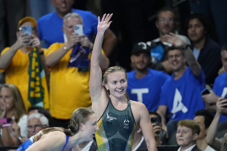 La australiana Ariarne Titmus celebra tras ganar la final de los 400 metros libre en los Juegos Olímpicos de París, el sábado 27 de julio de 2024, en Nanterre, Francia. (AP Foto/Petr David Josek)