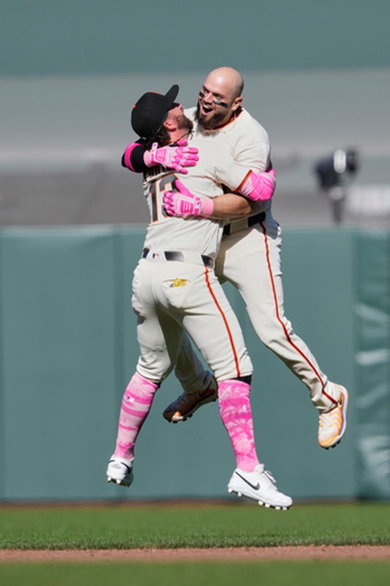 Jesús Rodriguez, derecha, de los Gigantes de San Francisco, celebra con Logan Porter después de batear el sencillo productor decisivo durante la 12ma entrada del juego de béisbol de Grandes Ligas contra los Piratas de Pittsburgh, el domingo 10 de mayo de 2026, en San Francisco. (AP Foto/Godofredo A. Vásquez)