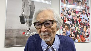 El director japonés Yoji Yamada, que tiene 90 películas en su haber, habla con The Associated Press en una oficina de Shochiku en Tokio, el miércoles 4 de octubre de 2023. Yamada escribió y dirige una obra de teatro estilo kabuki basada en un clásico del teatro kabuki japonés en el Teatro Kabukiza de Tokio hasta finales de este mes. Yamada, de 92 años, dice que todas sus obras abordan la cuestión de qué significa realmente ser humano. (Foto AP/Yuri Kageyama)