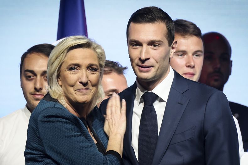 ARCHIVO - La líder del partido de extrema derecha Agrupación Nacional, Marine Le Pen, y el presidente del partido, Jordan Bardella, durante una reunión política el 2 de junio de 2024 en París. (AP Foto/Thomas Padilla, Archivo)