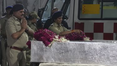 Agentes de policía participan en un homenaje a las víctimas de un ataque insurgente cerca de Pahalgam, en la Cachemira controlada por India, tras la llegada de los cuerpos al aeropuerto de Ahmedabad, India, el 23 de abril de 2025. (AP Foto)