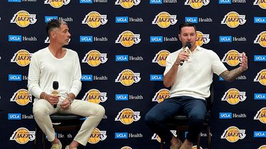 El gerente general de los Lakers de Los Ángeles, Rob Pelinka (izquierda), y el entrenador en jefe JJ Redick conversan con los reporteros en una conferencia de prensa en el complejo de entrenamiento de los Lakers en El Segundo, California, el 24 de septiembre de 2026. (Foto AP/Greg Beacham)