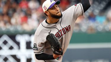Eduardo Rodriguez, lanzador estelar de los Diamondbacks de Arizona, trabaja durante la primera entrada del juego de béisbol de Grandes Ligas ante los Nacionales de Washington, el viernes 24 de julio de 2026, en Washington. (AP Foto/Daniel Kucin Jr.)