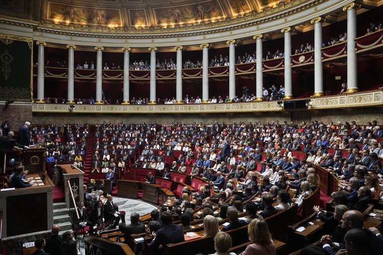 Parlamento francés sesiona tras pérdida de mayoría de Macron