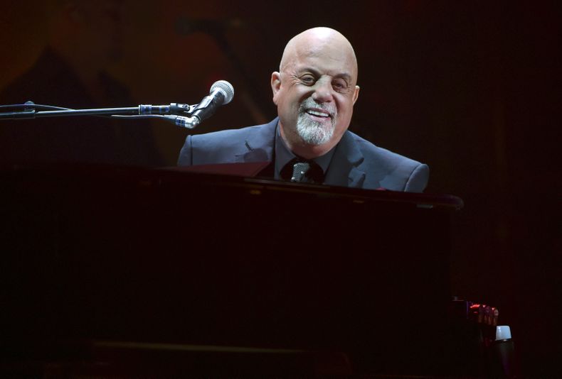ARCHIVO - El músico Billy Joel durante su 100ma presentación en el Madison Square Garden, en Nueva York, el miércoles 18 de julio de 2018. (Foto de Evan Agostini/Invision/AP, Archivo)