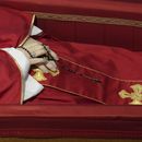 El difunto papa Francisco yace en un ataúd en su capilla ardiente, en la basílica de San Pedro del Vaticano, el 24 de abril de 2025. (AP Foto/Alessandra Tarantino)