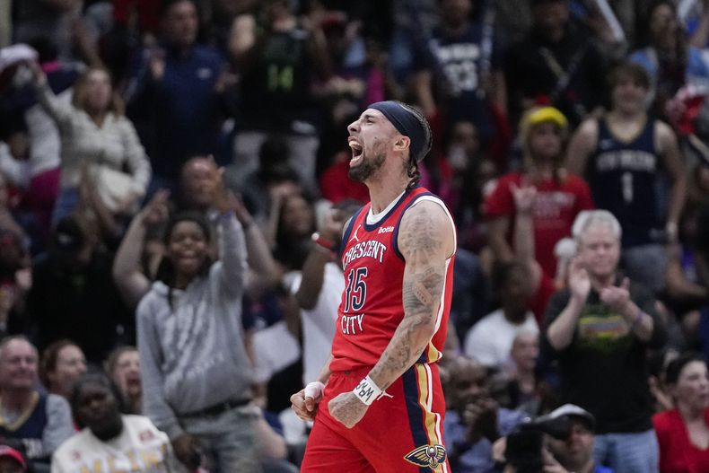 José Alvarado, base de los Pelicans de Nueva Orleáns, festeja en la segunda mitad del partido del minitorneo de repesca frente a los Kings de Sacramento, el viernes 19 de abril de 2024 (AP Foto/Gerald Herbert)