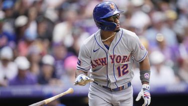 Francisco Lindor, de los Mets de Nueva York, se enfila a primera base después de batear jonrón solitario frente al relevista de los Rockies de Colorado, Peter Lambert, en la séptima entrada del juego de béisbol, el domingo 28 de mayo de 2023, en Denver. (AP Foto/David Zalubowski)