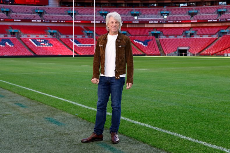Jon Bon Jovi posa para los fotógrafos después de anunciar una próxima gira y su álbum Forever: Legendary Edition durante una conferencia de prensa en el estadio de Wembley el viernes 24 de octubre de 2025, en Londres. (Foto Millie Turner/Invision/AP)