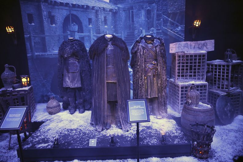 ARCHIVO - Vestuarios de los personajes Alliser Thorne y Jon Snow en exhibición en la inauguración de la exposición itinerante de Game of Thrones en el centro de exposiciones Titanic en Belfast, Irlanda del Norte, el miércoles 10 de abril de 2019. (Foto AP, archivo)