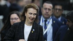 Archivo - La ministra de Relaciones Exteriores de Argentina, Diana Mondino, llega a una ceremonia por el 30 aniversario del atentado a la AMIA que mató a 85 personas en Buenos Aires, Argentina, el 18 de julio de 2024. El presidente argentino, Javier Milei, echó a Mondino de la cancillería el 30 de octubre de 2024 y anunció como su reemplazo al embajador en Estados Unidos. (Foto AP/Natacha Pisarenko, Archivo)