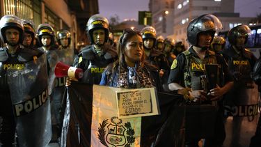 Una manifestante protesta contra la presidenta de Perú, Dina Boluarte, frente al edificio del Congreso en Lima, Perú, el miércoles 14 de junio de 2023. Las protestas antigubernamentales en Perú exigen un adelanto electoral, la renuncia de la presidenta Boluarte y de los miembros del Congreso, la liberación del destituido Pedro Castillo y justicia por los manifestantes muertos en enfrentamientos con la policía. (AP Foto/Martín Mejía)