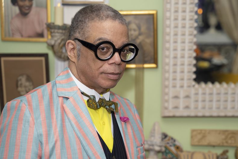 El historiador cultural y arquitectónico Michael Henry Adams posa para un retrato el jueves 1 de mayo de 2025, en Nueva York. (Foto AP/Gary Gerard Hamilton)