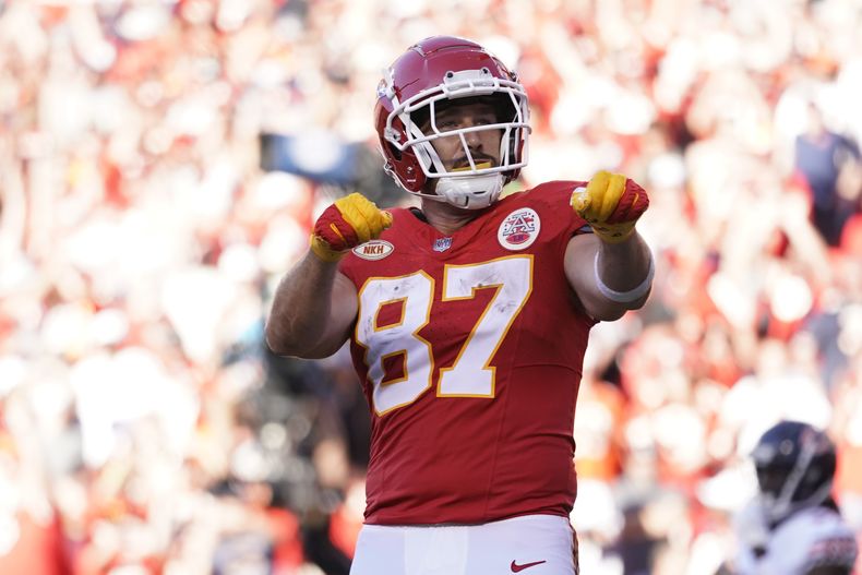 El tight end de los Chiefs de Kansas City, Travis Kelce, celebra después de anotar durante la segunda mitad del partido de la NFL contra los Bears de Chicago el domingo 24 de septiembre de 2023 en Kansas City, Missouri. (Foto AP/Ed Zurga)
