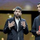 El palestino Basel Adra (d) y el israelí Yuval Abraham reciben el premio por su película No Other Land en el Festival de Cine Berlinale, en Berlín, el 24 de febrero del 2024. (AP foto/Markus Schreiber)