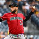 Eduardo Rodríguez de los Diamondbacks de Arizona lanza contra los Piratas de Pittsburgh, el miércoles 29 de julio de 2026, en Pittsbugh. (AP Foto/Justin Berl)