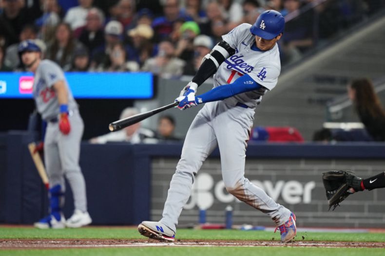 Shohei Ohtani, de los Dodgers de Los Ángeles, batea un sencillo en el encuentro ante los Azulejos de Toronto, el martes 7 de abril de 2026 (Nathan Denette/The Canadian Press via AP)
