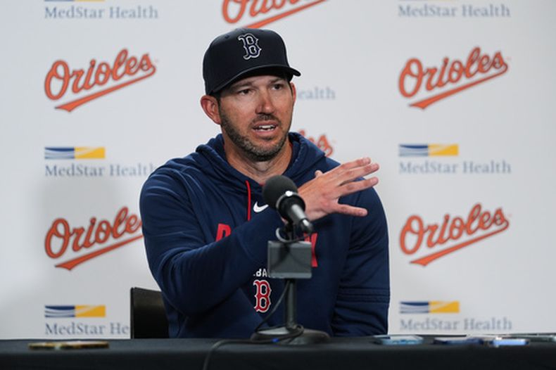 Chad Tracy, mánager interino de los Medias Rojas de Boston, habla en coferencia de prensa el domingo 26 de abril de 2026, en Baltimore. (AP Foto/Stephanie Scarbrough)