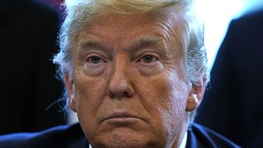 Trump aprueba medidas para virus; advierte que no critiquen