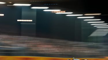 El británico Lewis Hamilton corre en su Ferrari durante el Gran Premio de Singapur, el domingo 11 de octubre de 2026 (AP Foto/Vincent Thian)