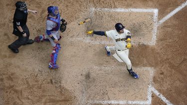 Víctor Caratini, de los Cerveceros de Milwaukee, batea un cuadrangular durante la octava entrada del juego de béisbol en contra de los Cachorros de Chicago, el jueves 6 de julio de 2023, en Milwaukee. (AP Foto/Morry Gash)