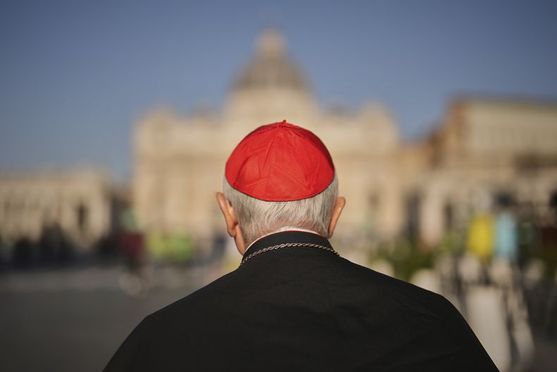 El cardenal Silvano Tomasi llega a la plaza de San Pedro del Vaticano, el martes 22 de abril de 2025. (AP Foto/Francisco Seco)