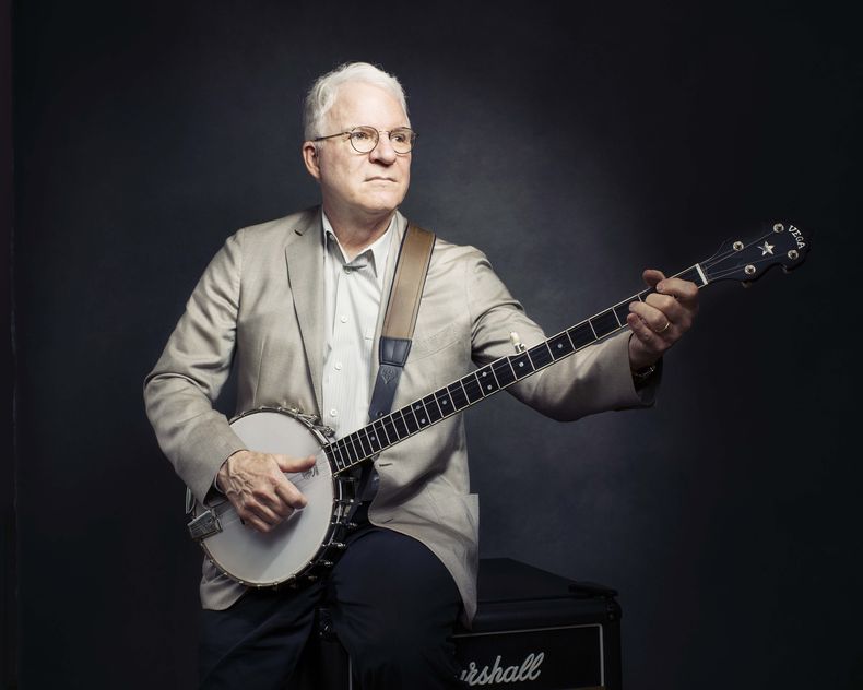 ARCHIVO - Steve Martin posa para un retrato en Nueva York para promover su nuevo álbum So Familiar, con Edie Brickell el 2 de septiembre de 2015. Martin es retratado en un nuevo documental titulado Steve! (Martin) a Documentary in 2 Pieces. (Foro Victoria Will/Invision/AP, archivo)
